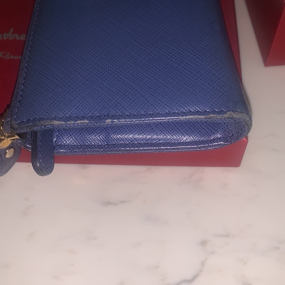 Used and 100% Authentic Salvator Ferragamo wallet - Picture 6 of 11